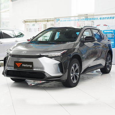 Toyota Bz4X SUV électrique personnelle à grande capacité et en rouge/bleu