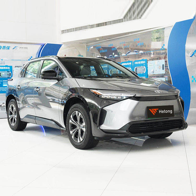 Toyota Bz4X SUV électrique personnelle à grande capacité et en rouge/bleu