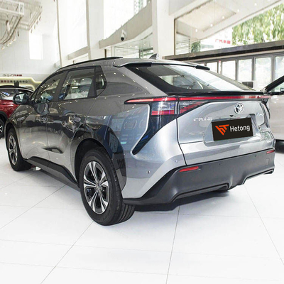 Toyota Bz4X SUV électrique personnelle à grande capacité et en rouge/bleu