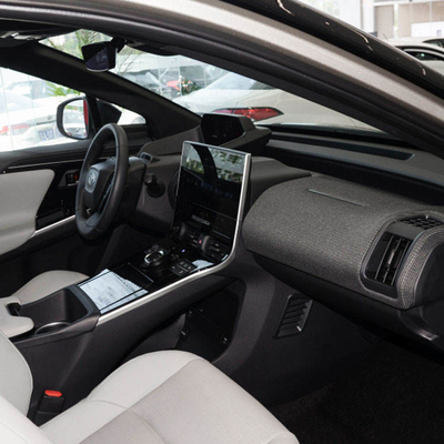 Toyota Bz4X SUV électrique personnelle à grande capacité et en rouge/bleu