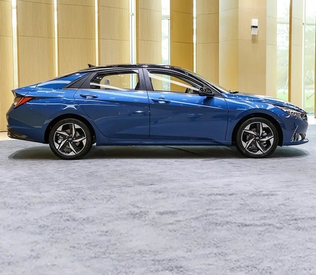 Hyundai Elantra 5 places Luxe Benzine pour une vitesse élevée et des performances puissantes