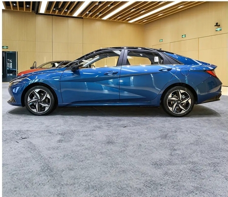 Hyundai Elantra 5 places Luxe Benzine pour une vitesse élevée et des performances puissantes