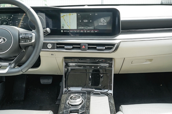 Kia K5 Sedan 4 portes 5 sièges Volant gauche Véhicules à essence 176kw Vitesse maximale 220 puissance