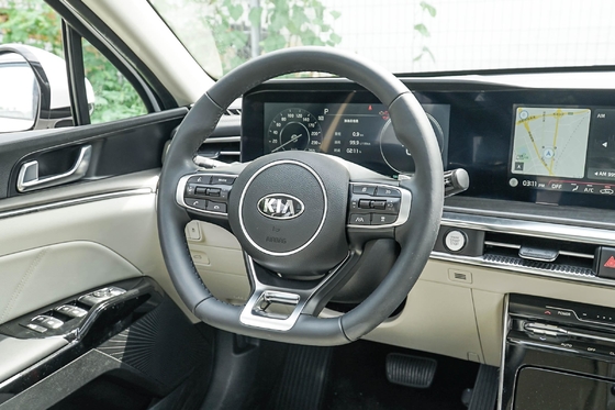 Kia K5 Sedan 4 portes 5 sièges Volant gauche Véhicules à essence 176kw Vitesse maximale 220 puissance