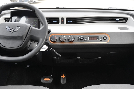 Wuling Hongguang Mini Ev avec macaron Véhicule à deux compartiments avec un intérieur spacieux
