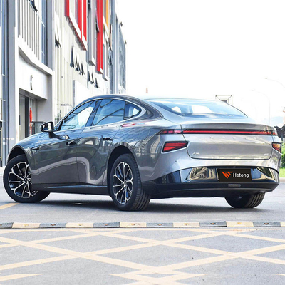 2022 Xpeng P7 586G Véhicule électrique 4 roues 5 sièges Haute vitesse Rouges/Blancs voitures chinoises